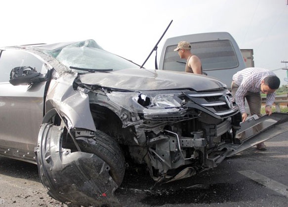 Nguoi phu nu lai xe Honda CRV bay qua dai phan cach hinh anh