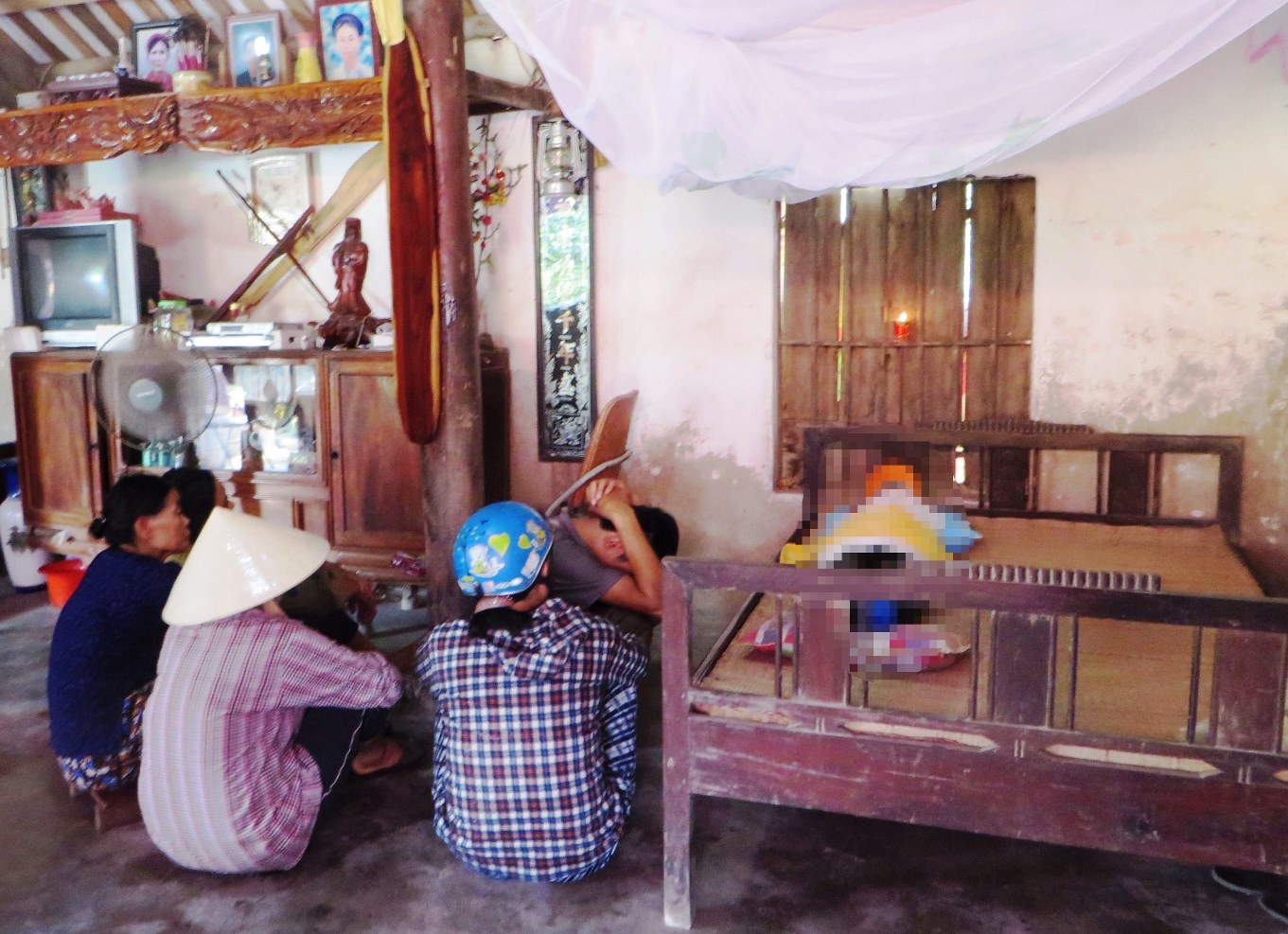 Anh Khang ngồi ôm mặt khóc bên thi thể con trai. Ảnh: PH.