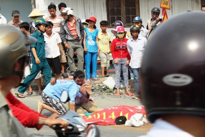 Be trai 4 tuoi bi duoi nuoc khi di choi voi ong noi hinh anh