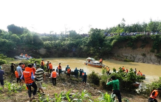 7 nu sinh tam song, hai em duoi nuoc hinh anh