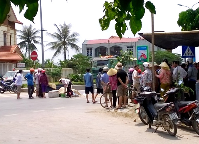 Nam thanh nien tong thang vao duoi xe tai hinh anh