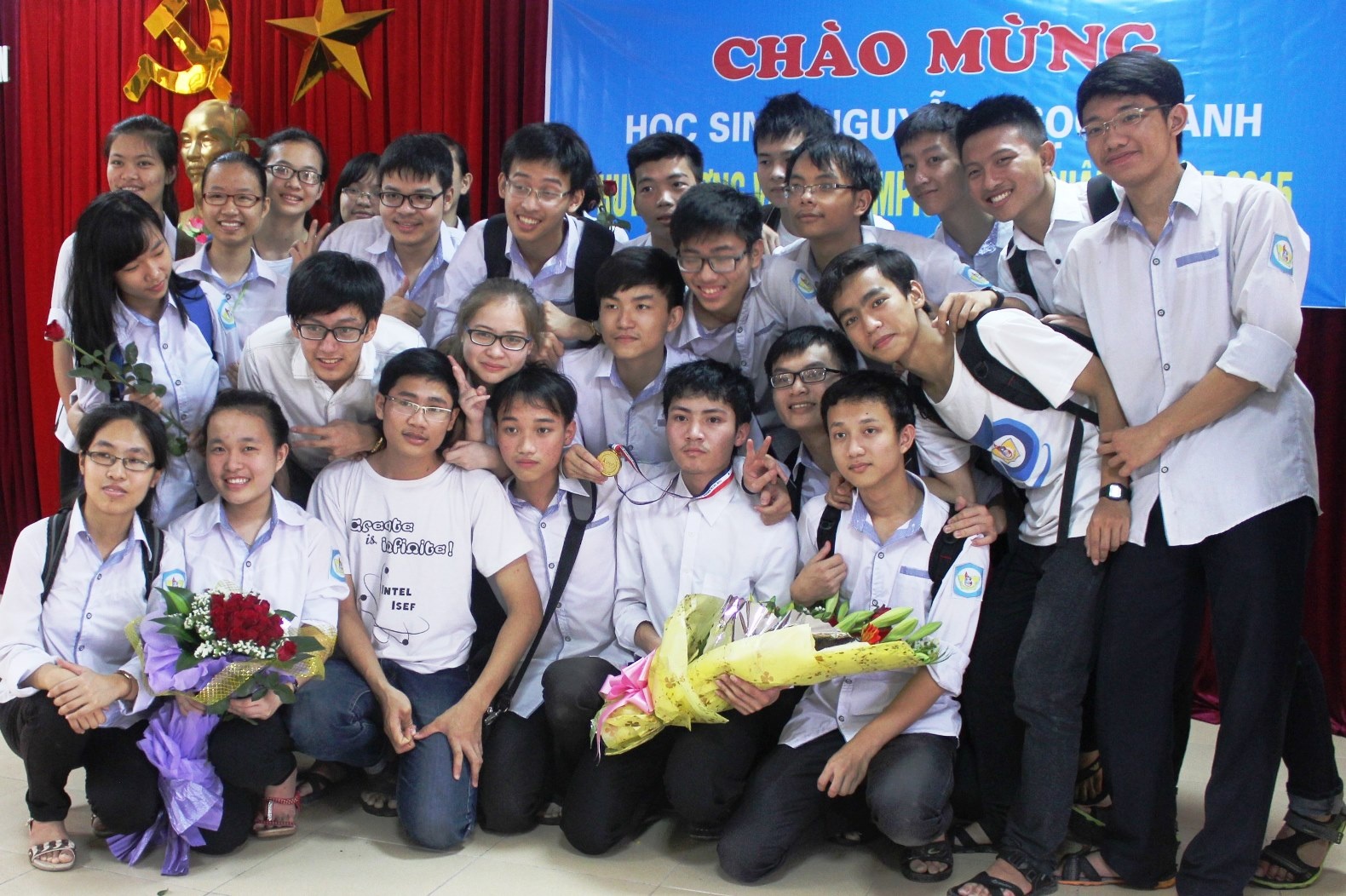 Khánh (ôm hoa ngồi hàng đầu) chụp cùng các bạn đến chia vui với mình.