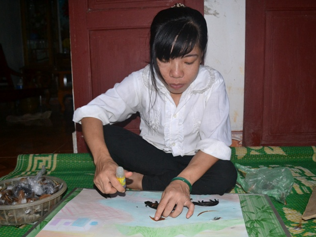 Co gai khuyet tat sang tac tranh doc dao bang long ga hinh anh