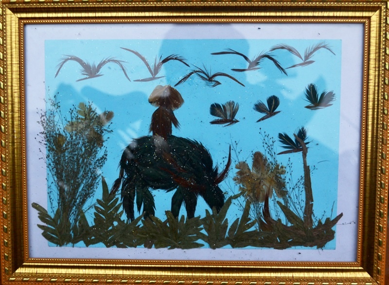 Những bức tranh độc đáo như thế này, Vân bán với giá từ 200 đến 250 ngàn đồng. Ảnh: N.Dương.