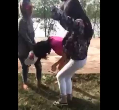 Lúc đầu chỉ có 1 người đánh nhưng sau đó lại có thêm một cô gái khác cũng lao vào đánh nạn nhân. Ảnh: cắt từ clip.