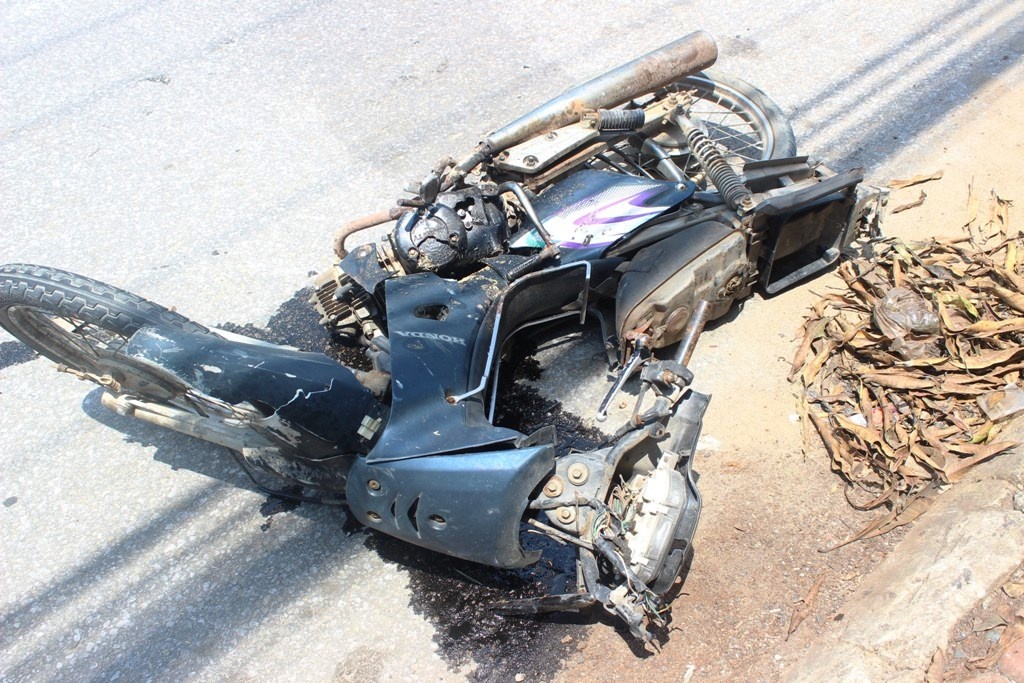 Chiếc xe máy bị hư hỏng nặng sau khi bị kéo đi khoảng 3 km. Ảnh: Đức Văn.
