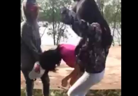 Ba lan chan danh nu sinh khong quen vi nghi bi noi xau hinh anh