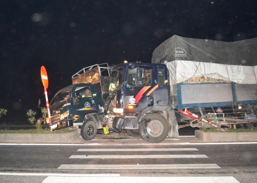 Sau cú đâm mạnh, hai xe tải dính chặt vào nhau. 4 người ngồi trên xe may mắn chỉ bị xây xước. Ảnh: PH.