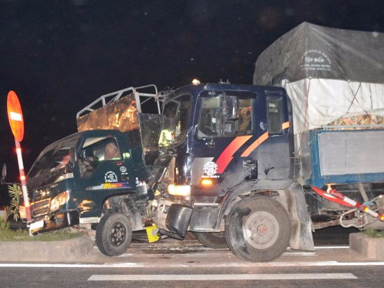 Hai xe tai dinh chat nhau sau cu dam manh hinh anh