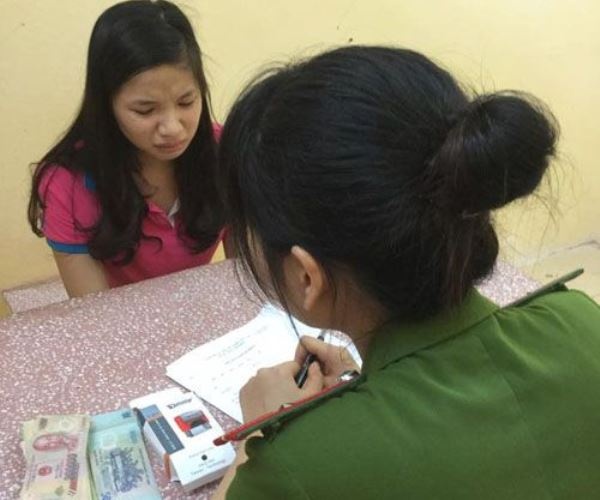 Co gai 9X gia can bo ngan hang de lua dao hinh anh