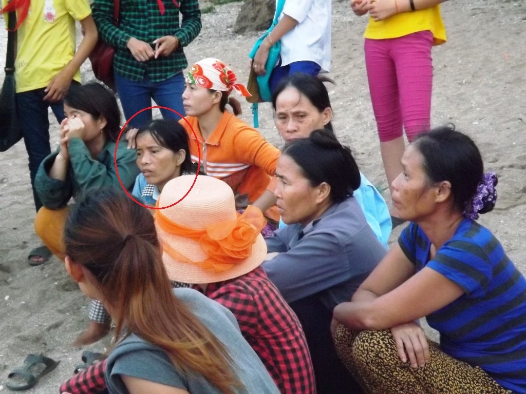 Nghe tin hai con bị sóng biển cuốn mất tích, chị Phong chạy ra bờ biển ngồi khóc ngất, sau đó được người dân dìu về.