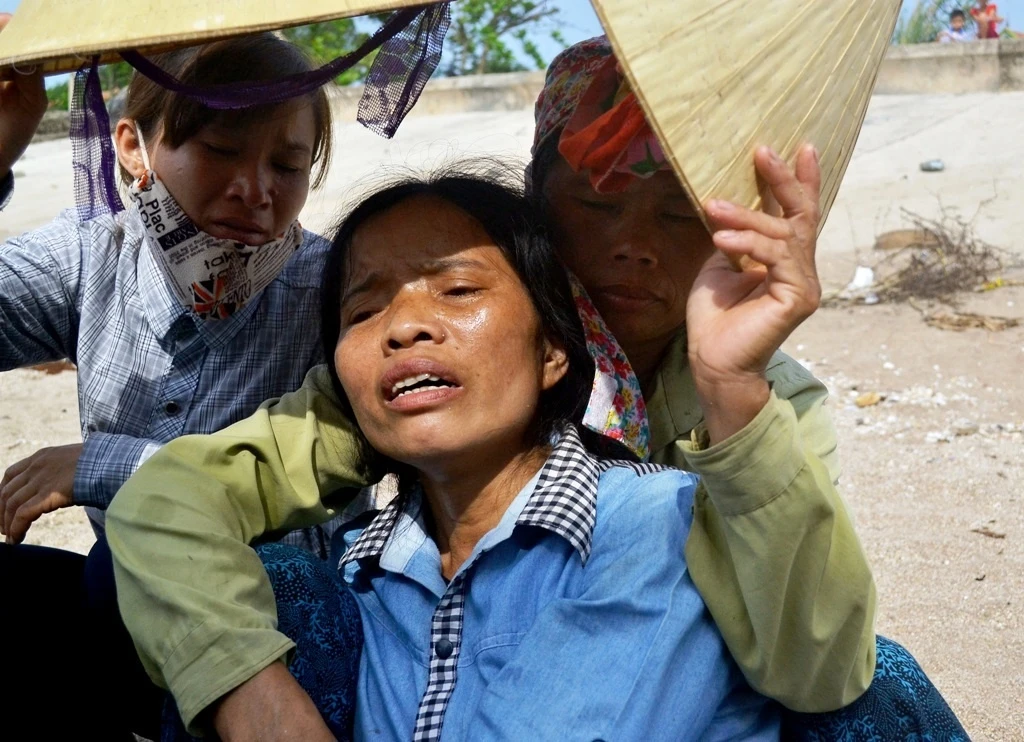 Người mẹ đau đớn, nước mắt giàn giụa, gọi tên hai con trai. Ảnh: N.Dương. 