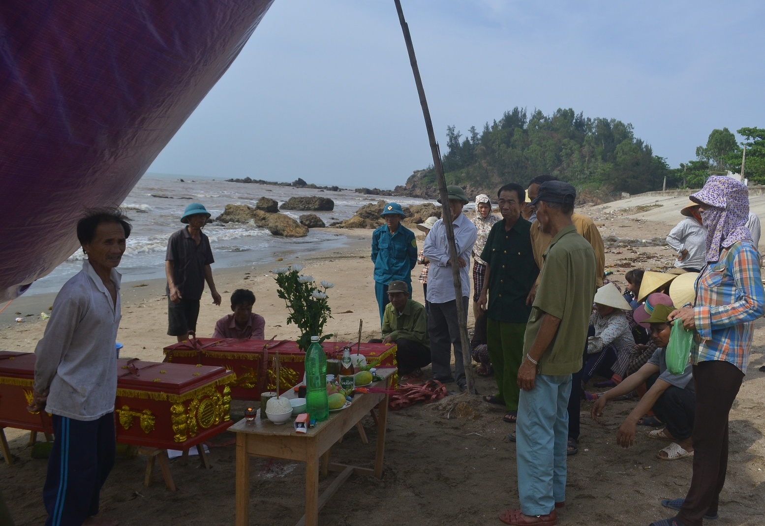 Noi dau gia dinh co hai con sinh doi bi duoi nuoc hinh anh