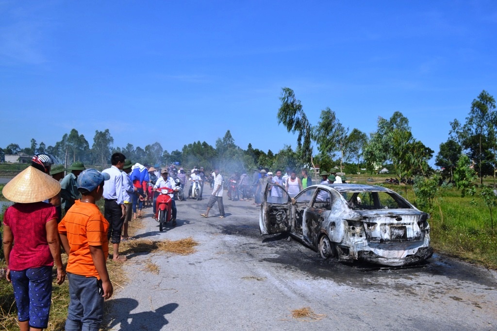 Oto 4 cho boc chay du doi khi dang chay tren duong hinh anh