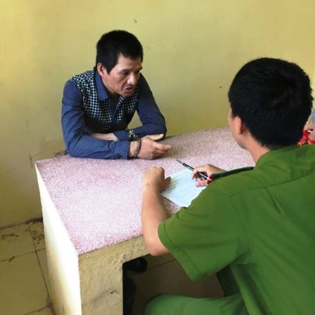 Công an đang lấy lời khai của Bắc. Ảnh: Công an cung cấp.