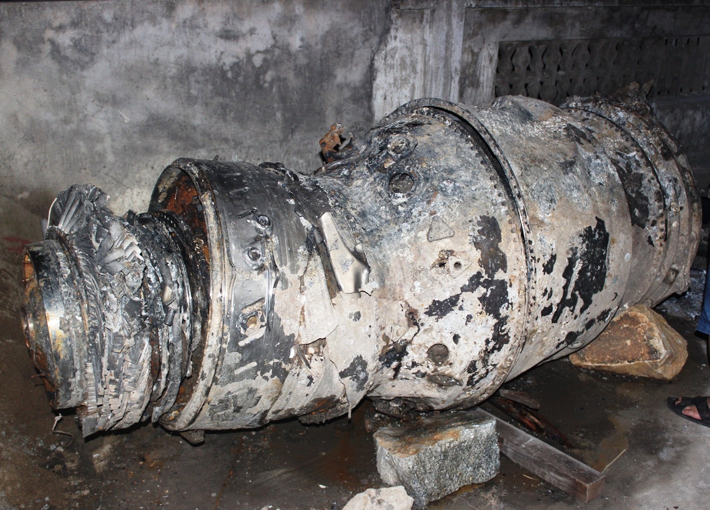 Phat hien khoi sat nghi duoi may bay chien dau duoi day bien hinh anh