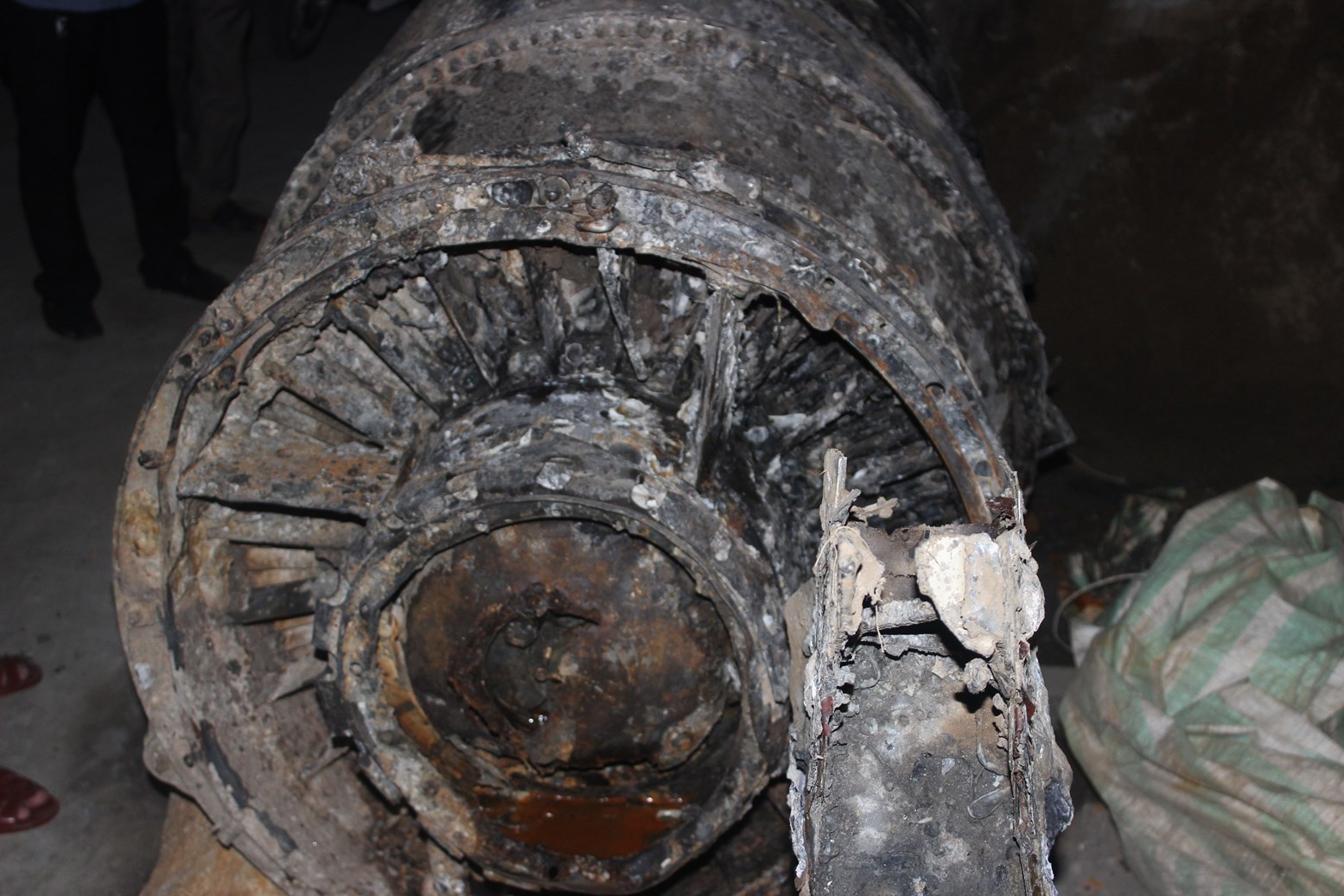 Phần đầu của khối sắt bị hàu bám nhiều. Ảnh: CTV.