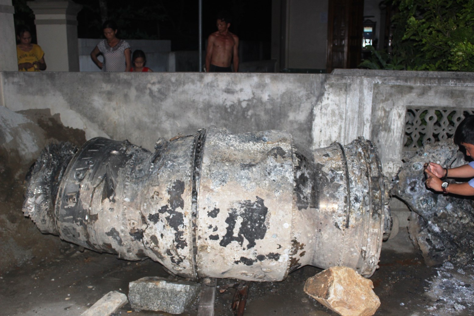 Khối sắt nghi là phần đuôi của máy bay chiến đấu Su - 22 được nhóm thợ lặn Hà Tĩnh phát hiện được dưới đáy biển. Ảnh: CTV.