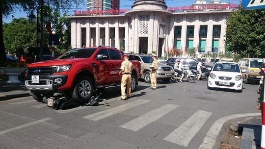 Hiện trường vụ tai nạn xe máy đâm liên hoàn.