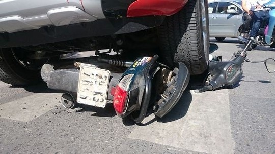 Xe may gay tai nan lien hoan, bi oto cuon vao gam hinh anh