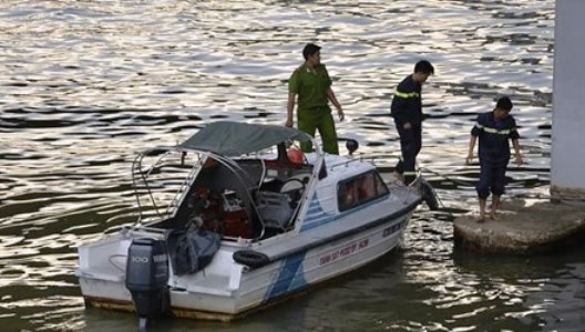 Lực lượng chức năng mò tìm nạn nhân.