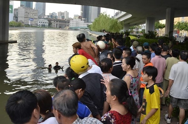 Tam kenh sau chau nhau, nguoi dan ong bi duoi nuoc hinh anh