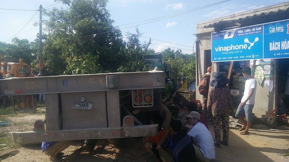 Xe container tong vao cua hang tap hoa, ba nguoi bi thuong hinh anh