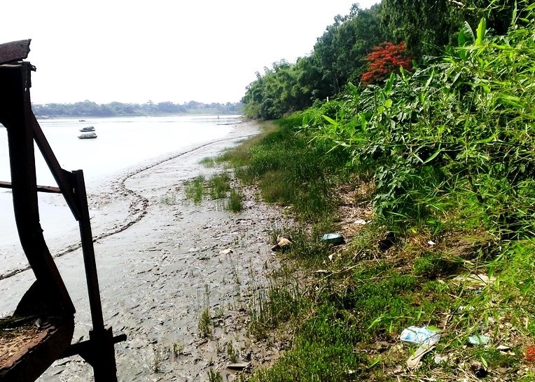 Thi the nam thanh nien dat vao bo song Ma hinh anh