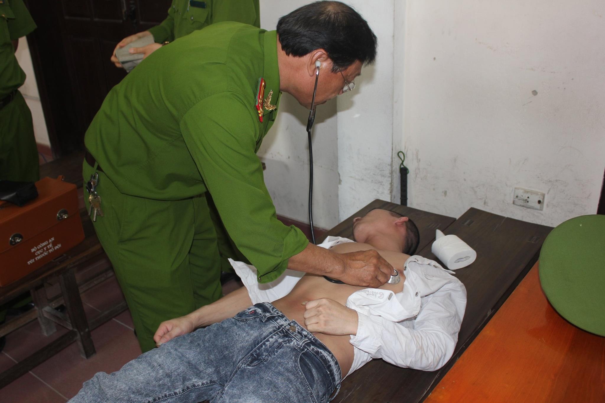 Phut hung thu cai min ngat xiu o phien toa hinh anh