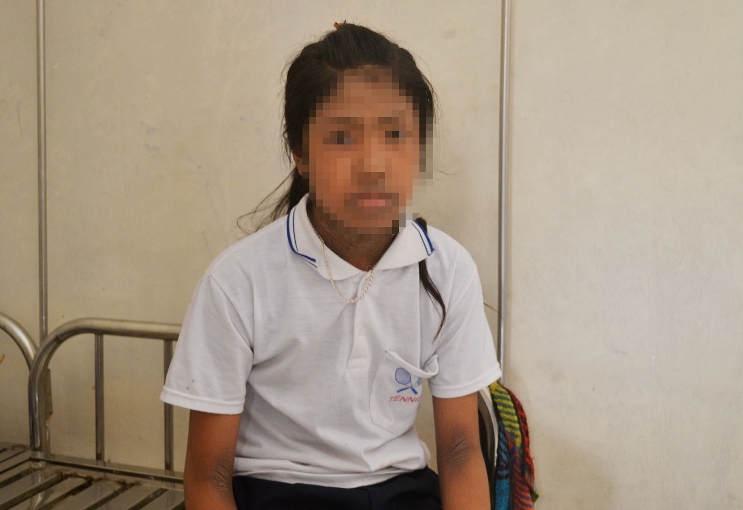 Nguyễn Thị Sen phải sống trong mặc cảm, buồn sầu vì mắc phải căn bệnh lạ. Ảnh: N.Dương. 