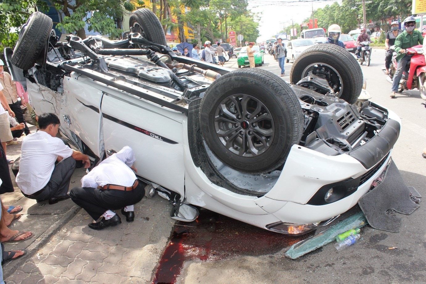 Xe Fortuner lat ngua sau khi huc trung cot dien hinh anh