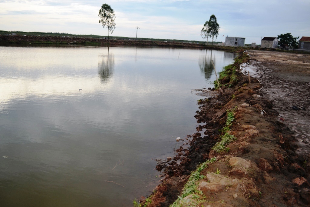 Say chan xuong ho tom, 2 hoc sinh chet duoi hinh anh