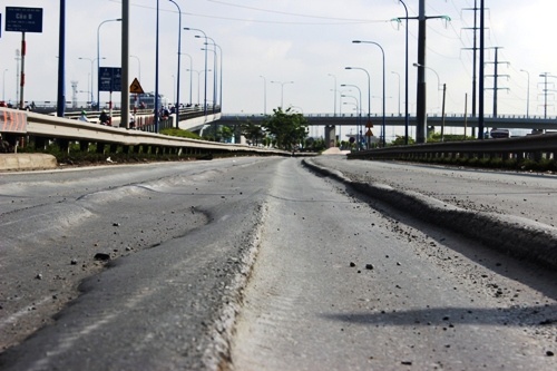 Sua chua be mat luon 'song' tren dai lo 10.000 ty o Sai Gon hinh anh