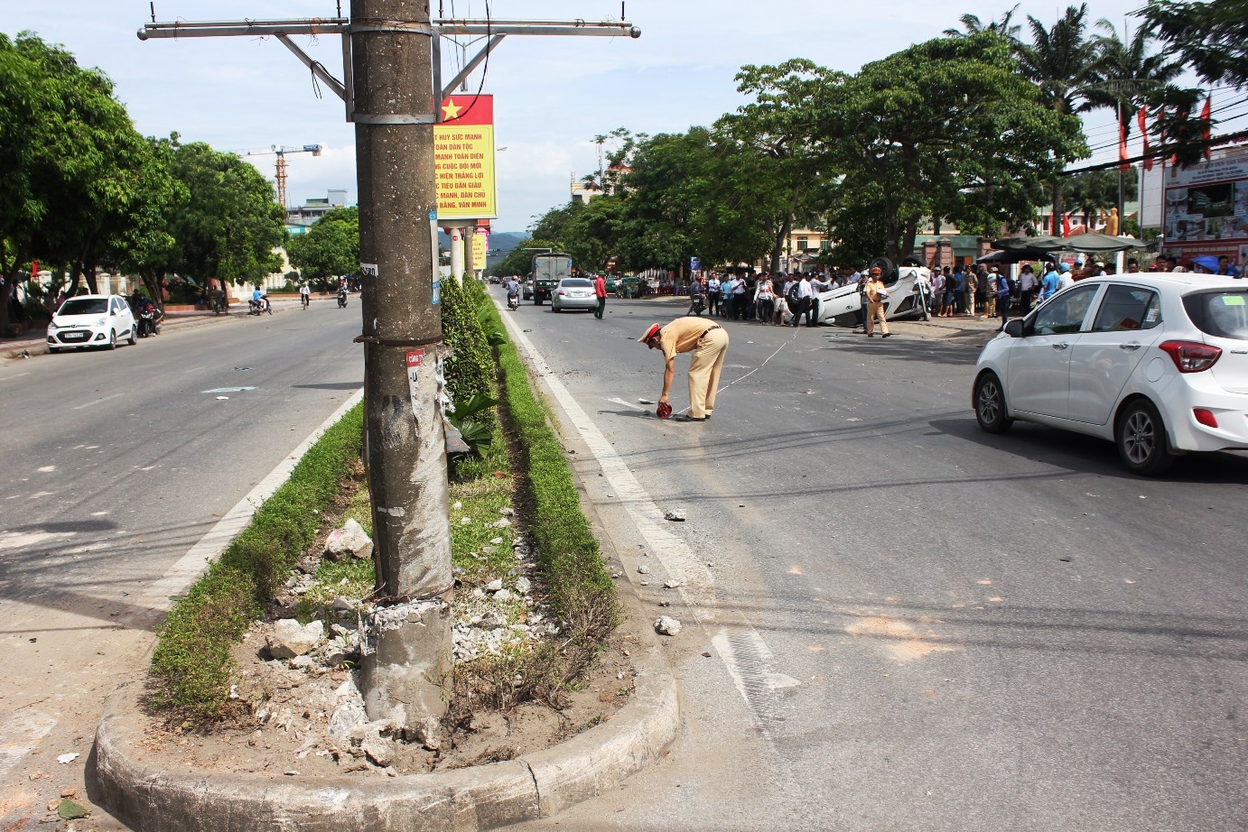 Khoảng cách từ chiếc xe 4 chỗ đến chỗ xe Fortuner bị lật là khoảng 30 mét. Trên đường xuất hiện nhiều vết cày xước. Ảnh: PH.