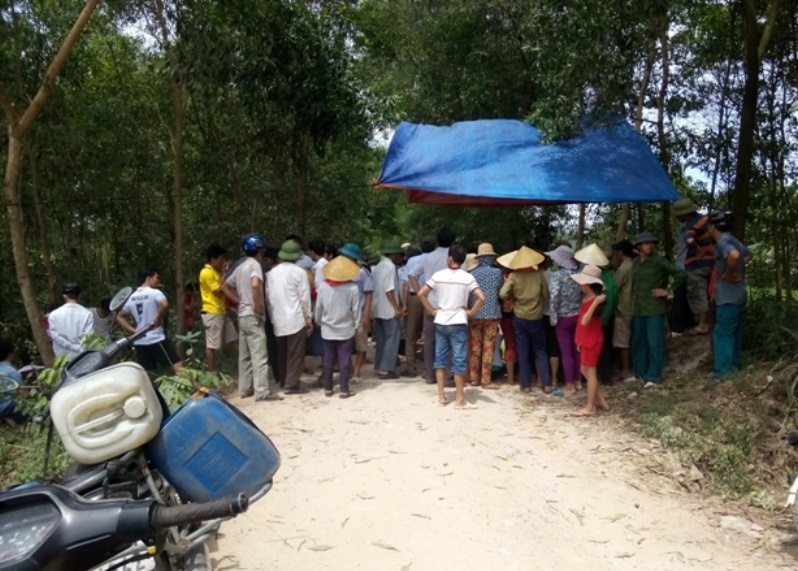 Cha trong thuong gao khoc ben thi the con hinh anh