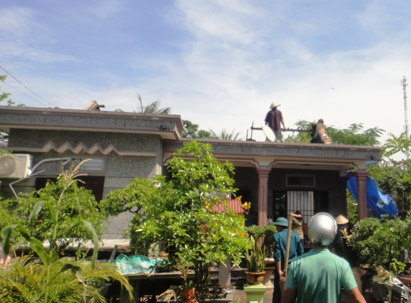 Nha bi thieu rui giua dem, ca gia dinh thoat hiem cua sau hinh anh