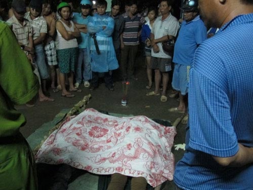 Di lam dong ve, hai me con bi set danh tu vong hinh anh