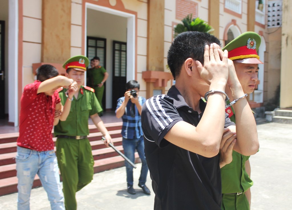 Vao nha nghi voi be gai, hai 9X linh an tu hinh anh