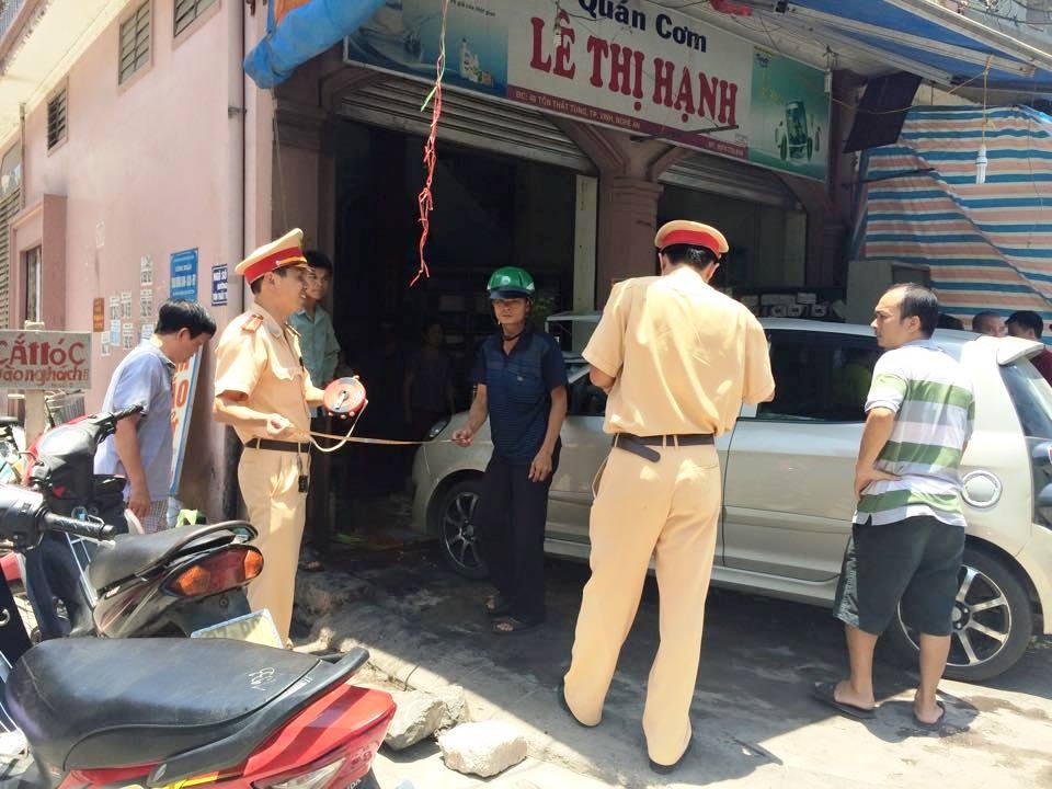 Oto lao vao quan nuoc, tong trong thuong hai nguoi hinh anh