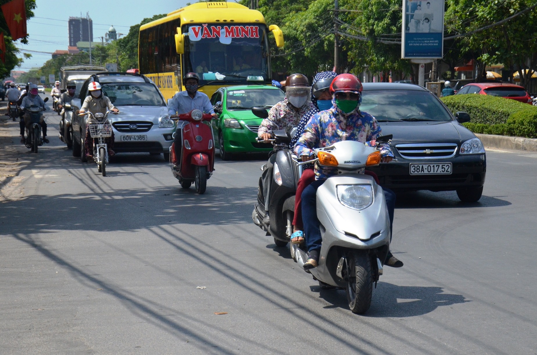 Tại TP Vinh, nắng nóng bắt đầu từ 6h sáng. Người dân ra dường phải bịt kín người để hạn chế nắng nóng kèm theo gió Lào thổi vào người. Giờ cao điểm tại TP Vinh là từ 12 - 14h có thể đat đến 41 độ C. 