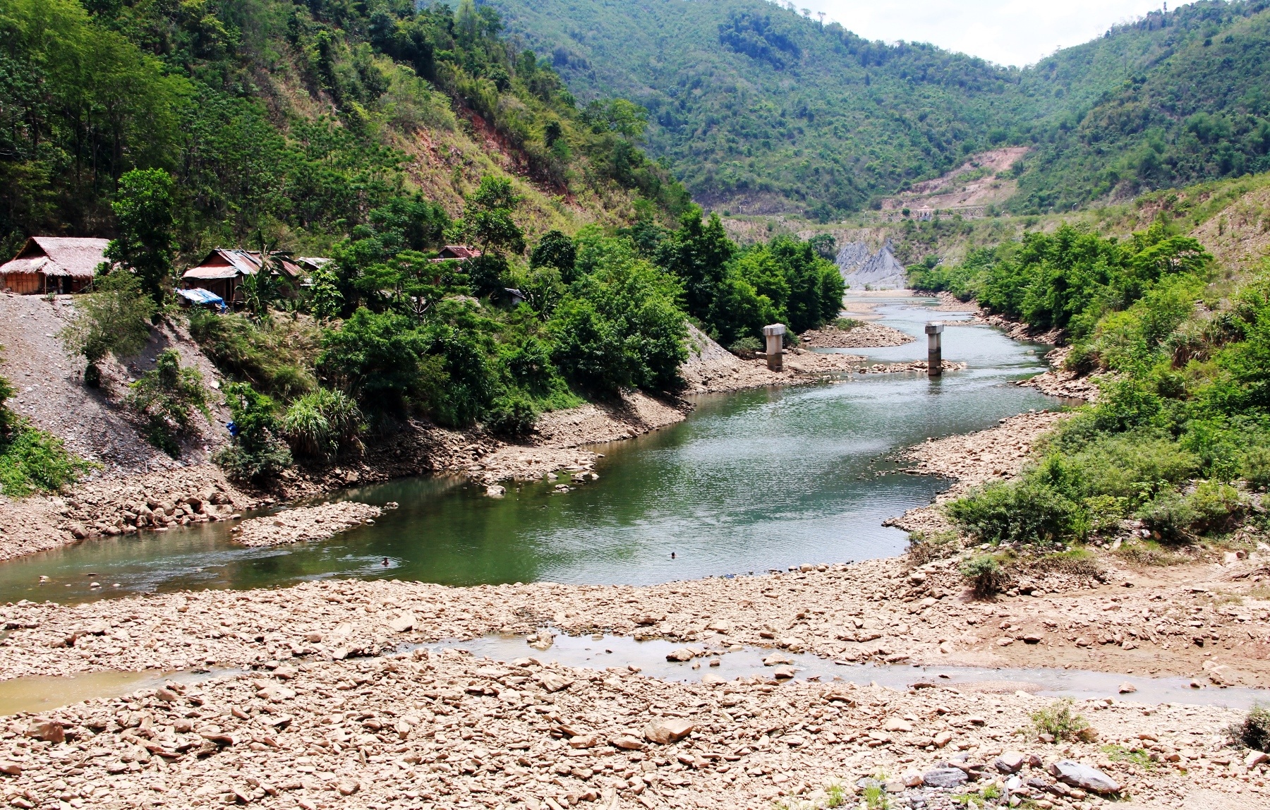 Nhiều ao hồ sông suối ở Nghệ An cũng bị cạn dần do năng nóng kéo dài. Trong ảnh là sông Nậm Nơn vào màu nắng nóng đã khô đến tận đáy.