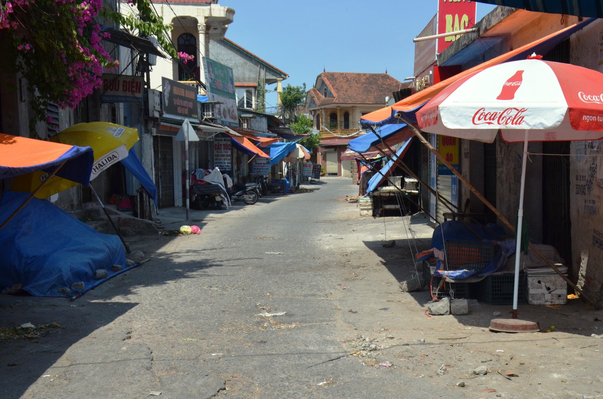 Quảng cảnh 11h trưa ở chợ Cửa bắc, phường Hưng Bình, TP Vinh tịnh không một bóng người, cảnh mua bán dường như bị ngưng lại. 