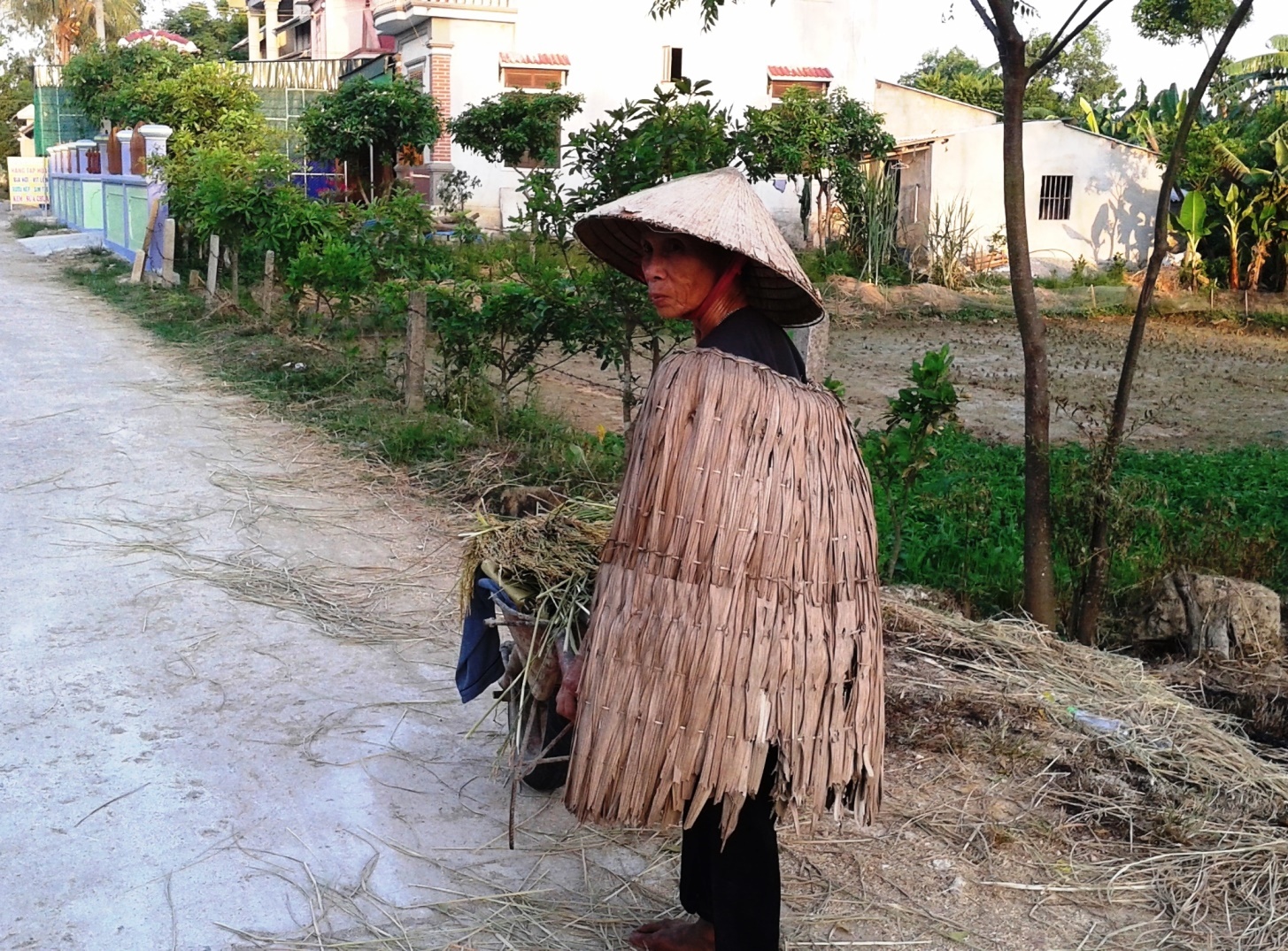 Người dân mặc áo tơi chống nóng đi làm đồng ở huyện Can Lộc, Hà Tĩnh.