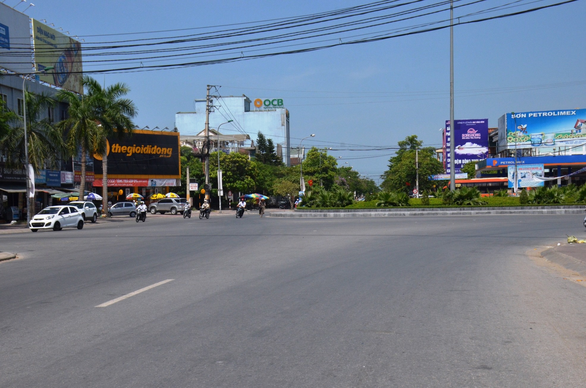 Buổi trưa trên các tuyến đường tại TP Vinh vắng người qua lại. Hầu hết họ đều ở trong phòng hoặc tụ tập tại các quán cà phê để trốn nắng nóng như thiêu như đốt. 