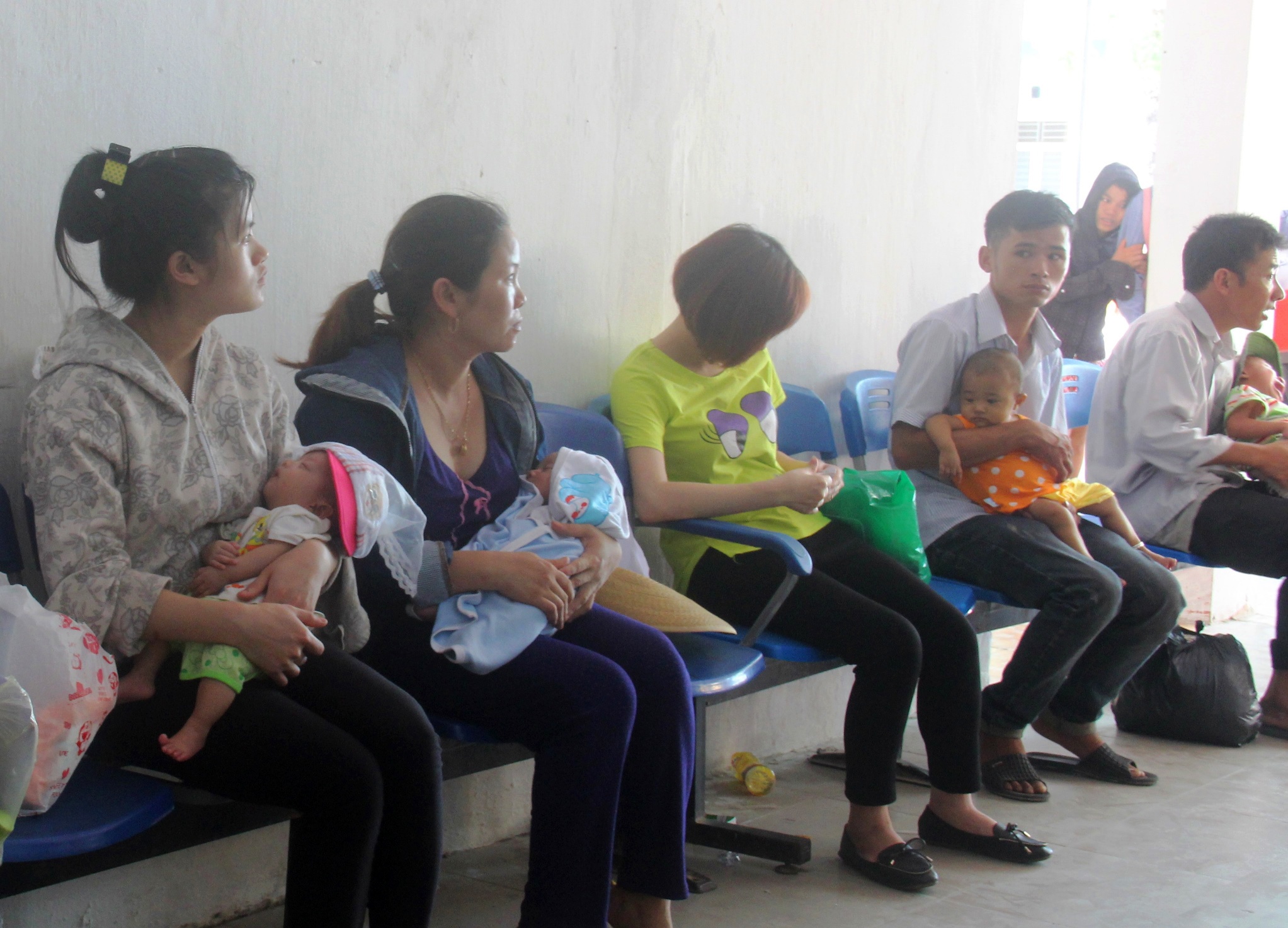 Tại Bệnh viện Sản - Nhi Nghệ An, số trẻ em nhập viện tăng cao. Bác sĩ Nguyễn Văn Sơn, Trưởng khoa Truyền nhiễm Bệnh viện Sản - Nhi cho biết, bệnh các cháu thường gặp là về đường hô hấp, sốt cao và co giật. Bác sĩ Sơn đưa ra lời khuyên: Cần tăng cường sức đề kháng cho trẻ bằng chế độ ăn uống hợp lý, đầy đủ chất dinh dưỡng và vệ sinh sạch sẽ. Cho trẻ uống nhiều nước ở nhiệt độ thích hợp, không nên uống nước quá lạnh. Mặt khác, trong những ngày nắng nóng, không nên đưa trẻ đi ra ngoài nhiều, hạn chế tiếp xúc nơi đông người để tránh nguồn lây nhiễm.