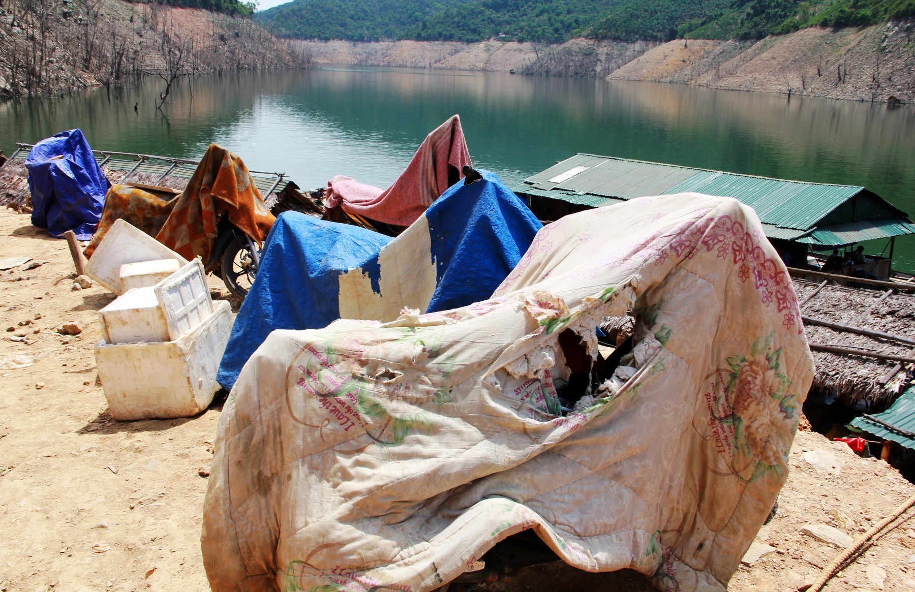 Nắng nóng khiến người dân phải 