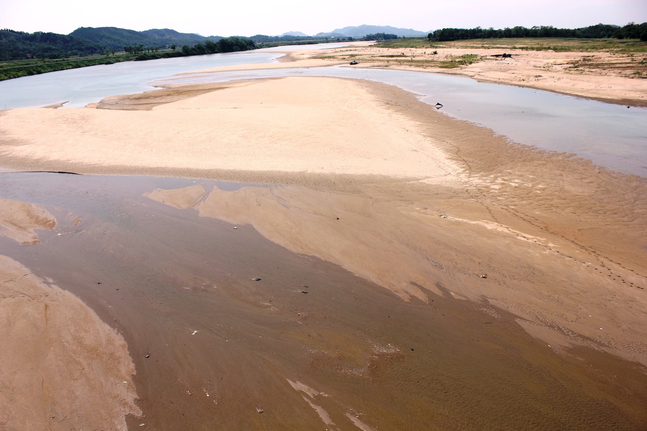 Tương tự, sông Lam (dòng sông được xem là linh hồn của xứ Nghệ) cũng đang trơ cạn đáy. Trong ảnh: Hình ảnh chụp sông Lam đoạn qua cầu Rộ, huyện Thanh Chương.