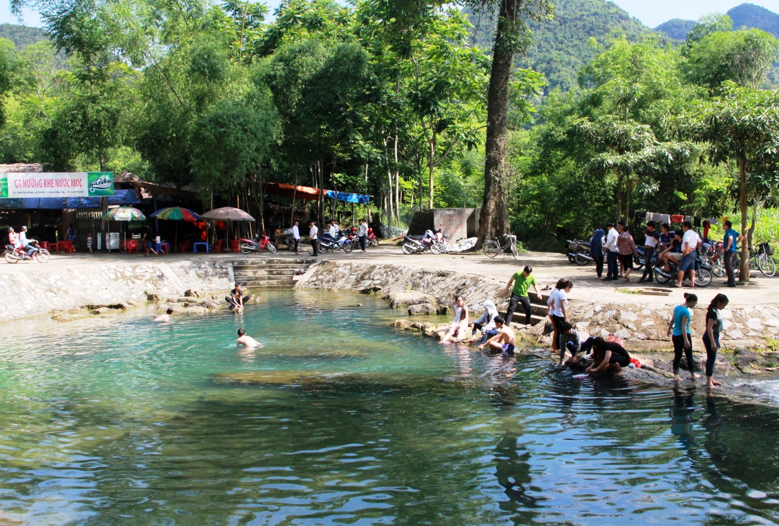 Người dân đến khe nước Mọc, ở xã yên Khê, huyện Con Cuông để tắm mát. tránh nắng. 