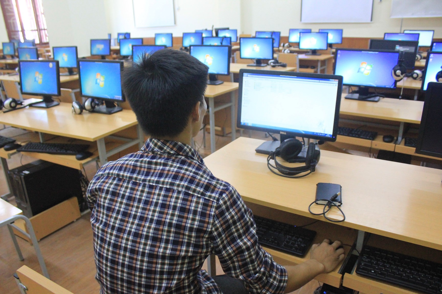 Can canh phong may tinh thi danh gia nang luc o cum Vinh hinh anh