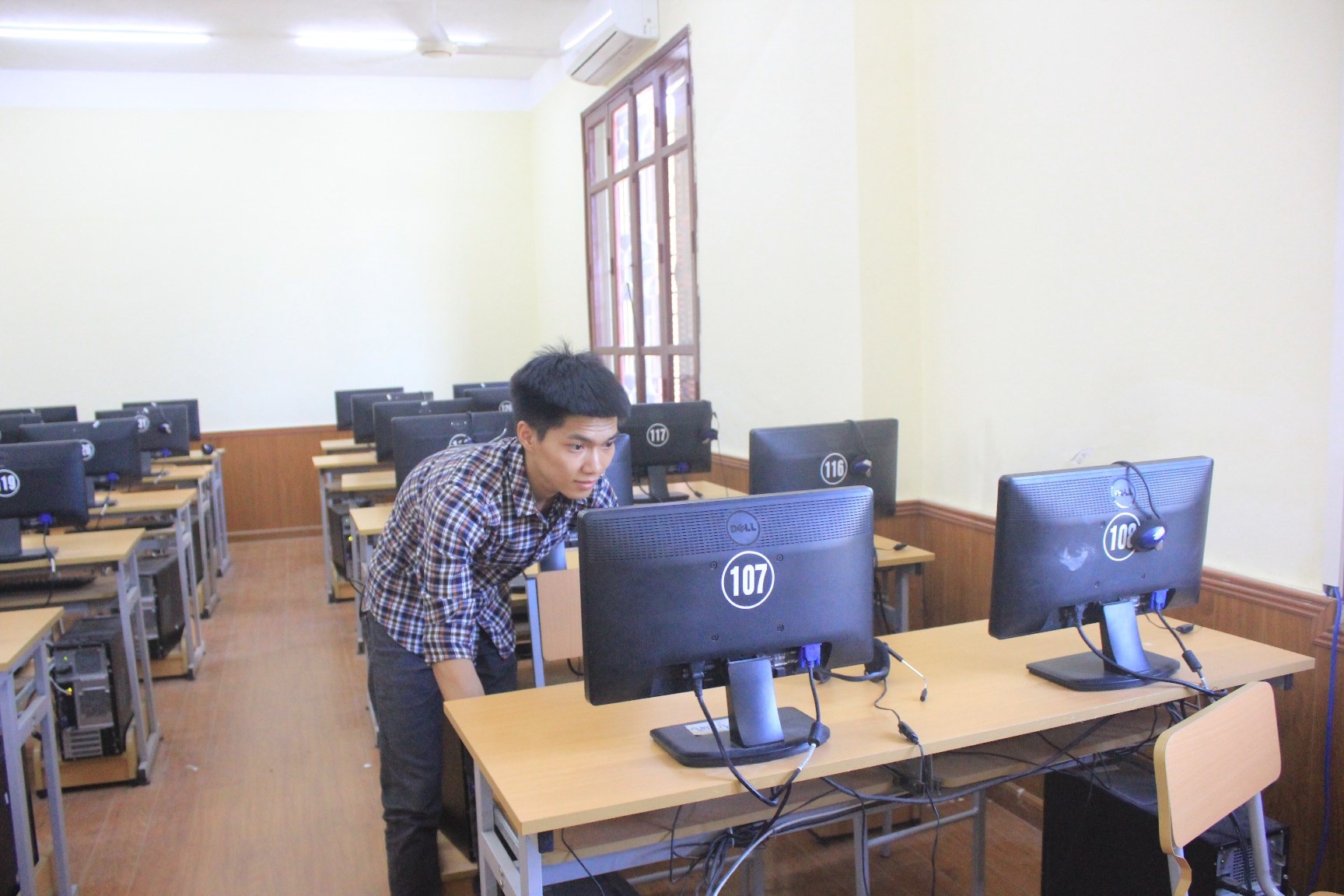 Chiều 26/5, 6 thành viên của trường ĐH  Qyuoocs gia Hà Nội kết với 5 thành viên của Trung tâm thực hành thí nghiệm thuộc trung tâm công nghệ thông tin, trường ĐH Vinh tiến hành khảo sát, kiểm tra lại toàn bộ số máy đã được chuẩn bị và cái phần mềm hỗ trợ để chuẩn bị cho kỳ thi. Đến chiều 28/5, công tác chuẩn bị cơ bản đã hoàn tất. Mọi người đang cố gắng hoàn thiện các khâu cuối cùng ở các phòng trong khu vực thư viện để ngày mai sẽ tetx lần cuối và niêm phong chờ đến ngày thi mới mở phòng đón các thí sinh vào.